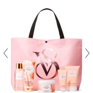 VICTORIA'S SECRET
Natural Beauty Hand & Body Ritual Coconut Milk and Rose